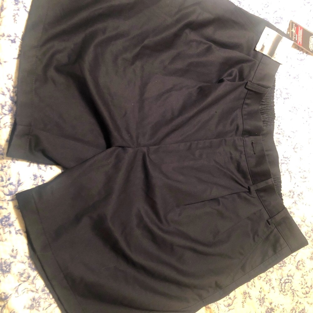 RoundTree & Yorke Pleated Navy Shorts NWT